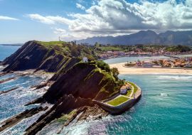 Lais Puzzle - Luftaufnahme von Ribadesella und seinem Mündungsgebiet in Asturien, Spanien. - 1.000 Teile