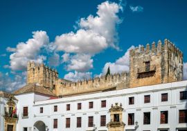 Lais Puzzle - Aussicht auf das Rathaus von Arcos de La Frontera, Cadiz, Spanien, mit dem Schloss und seinen Türmen im Hintergrund - 1.000 Teile