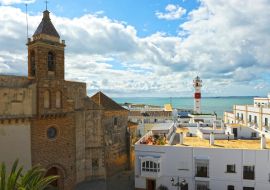 Lais Puzzle - Aussicht auf Rota mit der Kirche von O und dem Leuchtturm von Castillo de Luna (Schloss Luna). Provinz Cádiz Andalusien Spanien - 1.000 Teile