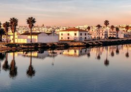 Lais Puzzle - Panoramablick auf Conil de la Frontera in Südspanien bei Sonnenuntergang - 1.000 Teile
