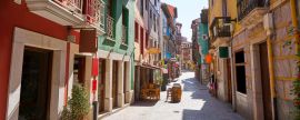 Lais Puzzle - Dorffassaden in Llanes, Asturien, Spanien - 2.000 Teile