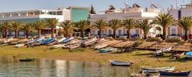 Lais Puzzle - Blick auf die Küste von Isla Cristina, mit bunten Booten und Palmen am Ufer - 2.000 Teile