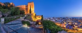 Lais Puzzle - Panoramablick auf die Skyline der Stadt und die Mauern der Festung Alcazaba in Almeria, Andalusien, Spanien - 2.000 Teile