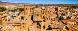 Lais Puzzle - Luftsicht auf Huesca, eine hügelige mittelalterliche Altstadt in Spanien, überragt von der gothischen Huesca-Kathedrale - 2.000 Teile