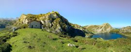 Lais Puzzle - Enol- und Ercina-Seen (Lagos de Covadonga) mit Panoramablick auf Picos de Europa in Asturien, Spanien - 2.000 Teile