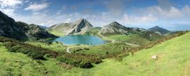 Lais Puzzle - Panoramablick auf den Enol-See an den Covadonga-Seen in Asturien, Spanien - 2.000 Teile