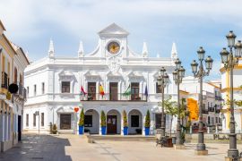 Lais Puzzle - Aussicht auf die weiße Fassade des Rathauses von Cartaya in der Provinz Huelva, Andalusien, Spanien - 2.000 Teile