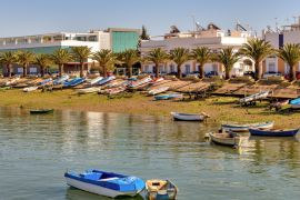 Lais Puzzle - Blick auf die Küste von Isla Cristina, mit bunten Booten und Palmen am Ufer - 2.000 Teile