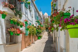 Lais Puzzle - Das schöne Estepona, eine kleine, blumenreiche Stadt in der Provinz Malaga, Spanien - 2.000 Teile