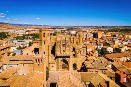 Lais Puzzle - Luftsicht auf Huesca, eine hügelige mittelalterliche Altstadt in Spanien, überragt von der gothischen Huesca-Kathedrale - 2.000 Teile