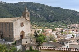 Lais Puzzle - Blick über den Ortskern und die Kirche von Andratx auf Mallorca - 2.000 Teile