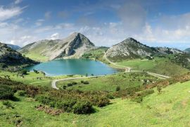 Lais Puzzle - Panoramablick auf den Enol-See an den Covadonga-Seen in Asturien, Spanien - 2.000 Teile