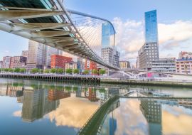 Lais Puzzle - Die Pedro-Arrupe-Fußgängerbrücke ist eine moderne Brücke über die Nervion-Brücke in Bilbao, Baskenland, Spanien - 1.000 Teile