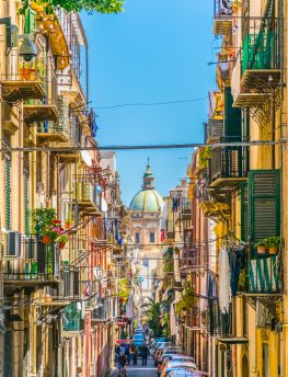 Lais Puzzle - Blick auf eine schmale Straße zur chiesa del carmine maggiore in Palermo, Sizilien, Italien - 1.000 Teile