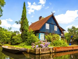 Lais Puzzle - Schönes altes Fachwerkhaus an einem Wasserkanal im Spreewald, Brandenburg, Deutschland - 1.000 Teile