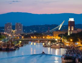 Lais Puzzle - Pescara (Italien) - Der Blick in der Abenddämmerung von der monumentalen Brücke Ponte del Mare im Kanal und Hafen der Stadt Pescara, Region Abruzzen. - 1.000 Teile