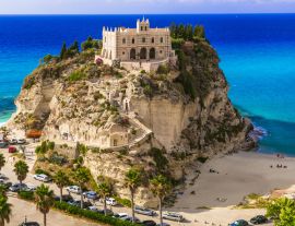 Lais Puzzle - Kalabrien, Tropea - Blick auf die Kirche Santa Maria del'isola und den tollen Strand. Italien - 1.000 Teile