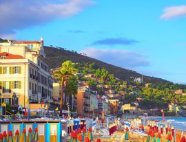 Lais Puzzle - Mehrfarbige Sonnenschirme am Strand in Alassio, Provinz Savona, Region Sanremo, Italien. Stadt bei Sonnenuntergang - 1.000 Teile