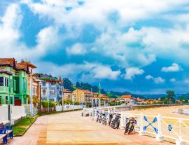 Lais Puzzle - Strandpromenade in Ribadesella, Asturien, Spanien. - 1.000 Teile