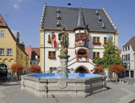 Lais Puzzle - Marktbrunnen und Rathaus in Volkach - 1.000 Teile