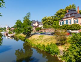Lais Puzzle - Frankfurt-Höchst. Nidda kurz vor der Mündung in den Main. Links die Worthspitze, rechts der Bolongaropalast. 14.06.2017. - 1.000 Teile