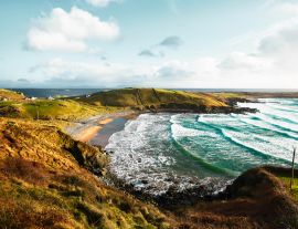Lais Puzzle - Schöne irische Bucht in Donegal mit türkisfarbenem Wasser und großen Wellen, die an den Strand des kleinen Dorfes Muckross prallen - 1.000 Teile