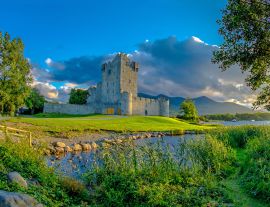Lais Puzzle - Idyllische Landschaft von Ross Castle im Killarney National Park in Irland. Reise mit dem Auto durch den Ring of Kerry - 1.000 Teile