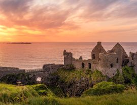 Lais Puzzle - Ruine des mittelalterlichen Dunluce Castle auf der Klippe bei herrlichem Sonnenuntergang, Wild Atlantic Way, Bushmills, County Antrim, Nordirland - 1.000 Teile