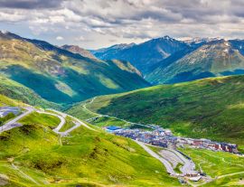 Lais Puzzle - Blick auf El Pas de la Casa von einem Berg aus - Andorra - 1.000 Teile
