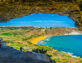 Lais Puzzle - Luftaufnahme der Ir-Ramla-Bucht auf Gozo durch die Tal-Mixta-Höhle, Malta - 1.000 Teile