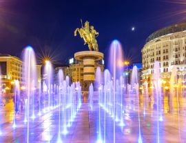 Lais Puzzle - Platz Mazedonien in Skopje bei Nacht mit tanzenden beleuchteten Brunnen und der Statue von Alexander dem Großen (Krieger auf einem Pferd) im Hintergrund - 1.000 Teile
