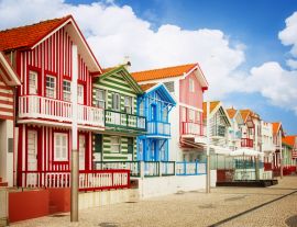 Lais Puzzle - Straße mit typisch gestreiften Häusern Costa Nova, Aveiro, Portugal, retrogetönt - 1.000 Teile