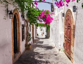 Lais Puzzle - Enge Straße in der Stadt Lindos auf der Insel Rhodos, Dodekanes, Griechenland. Schöne malerische alte weiße Häuser mit Blumen. Berühmtes Touristenziel in Südeuropa - 1.000 Teile