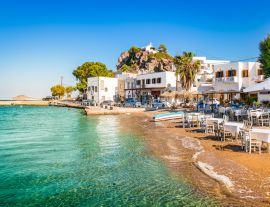 Lais Puzzle - Insel Patmos, Griechenland. Dorf Skala und Hafenansicht mit Strand am Hafen - 1.000 Teile