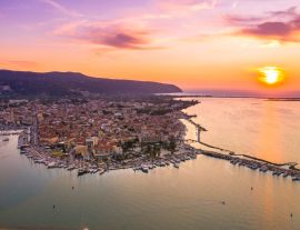 Lais Puzzle - Lefkas (Lefkada) Stadt, tolle Aussicht auf den kleinen Hafen für die Fischerboote mit der schönen Holzbrücke und der Promenade, Ionische Insel, Griechenland - 1.000 Teile