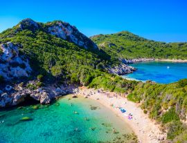 Lais Puzzle - Porto Timoni Strand bei Afionas ist ein paradiesischer Doppelstrand mit kristallklarem azurblauem Wasser auf Korfu, Ionische Insel, Griechenland, Europa - 1.000 Teile