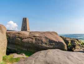 Lais Puzzle - Steine auf der Spitze von Stanage Edge bei Hathersage in den East Midlands, Peak District, Derbyshire, England - 1.000 Teile