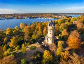 Lais Puzzle - Ansicht des Flatow-Turmparks Babelsberg mit Glienicker Brücke in Potsdam, Deutschland - 1.000 Teile