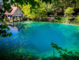 Lais Puzzle - Blick auf den Brunnen "Blautopf" in Blaubeuren, Baden Württemberg, Deutschland - 1.000 Teile