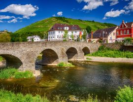 Lais Puzzle - Ansicht der alten Ahrbrücke bei Rech im Ahrtal, Rheinland-Pfalz, Deutschland. - 1.000 Teile
