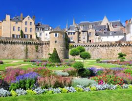 Lais Puzzle - Die Mauern der alten Stadt und die Gärten in Vannes. Bretagne, Nordfrankreich. - 1.000 Teile