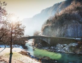 Lais Puzzle - Nebliger, frostiger Morgen im Dorf Cluses, Rhone-alpes, Frankreich. Schöne Winterlandschaft - 1.000 Teile