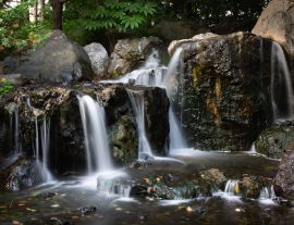 Lais Puzzle - Kleiner Wasserfall im Shirotori-Garten in Aichi, Japan - 1.000 Teile