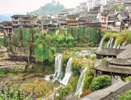 Lais Puzzle - Furong Ancient Town (Hibiskus-Stadt) mit dem großen Wasserfall in Xiangxi-Hunan, China - 1.000 Teile