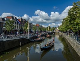 Lais Puzzle - Leeuwarden-Kanal mit Booten und Menschen - 1.000 Teile