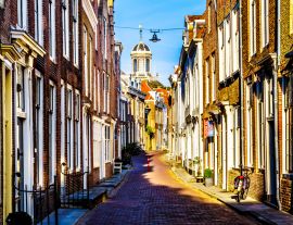 Lais Puzzle - Sonnenuntergang über engen Straßen in der historischen Stadt Middelburg in der Provinz Zeeland, Niederlande - 1.000 Teile