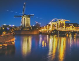 Lais Puzzle - Stadtbild - Abendansicht des Stadtkanals mit Zugbrücke und Windmühle, die Stadt Leiden, Niederlande - 1.000 Teile