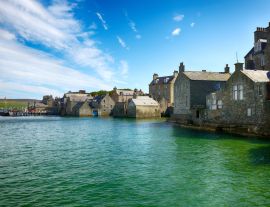 Lais Puzzle - Die Küste von Lerwick an einem schönen sonnigen Tag - 1.000 Teile