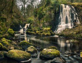 Lais Puzzle - Langzeitbelichtungsaufnahme der Linn Jaw Wasserfälle, in der Nähe von Livingston, Schottland, mit moosbewachsenen Felsen im Vordergrund und rund um die Wasserfälle und weißen Schaumstreifen im Wasser. West Lothian. UK - 1.000 Teile