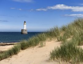 Lais Puzzle - Rattray Head Leuchtturm in der Nordsee bei Buchan Aberdeenshire Schottland mit Seegras auf Sanddünen und Sandstrand - 1.000 Teile